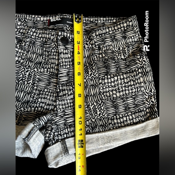 BDG Shortie Print Black Cream Cuffed Shorts Size 27 - Picture 7 of 8